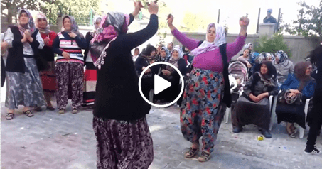 Aksaraylı teyzeler Naciyem oyunuyla fena kopmuşlar. Kesinlikle izlemeye değer